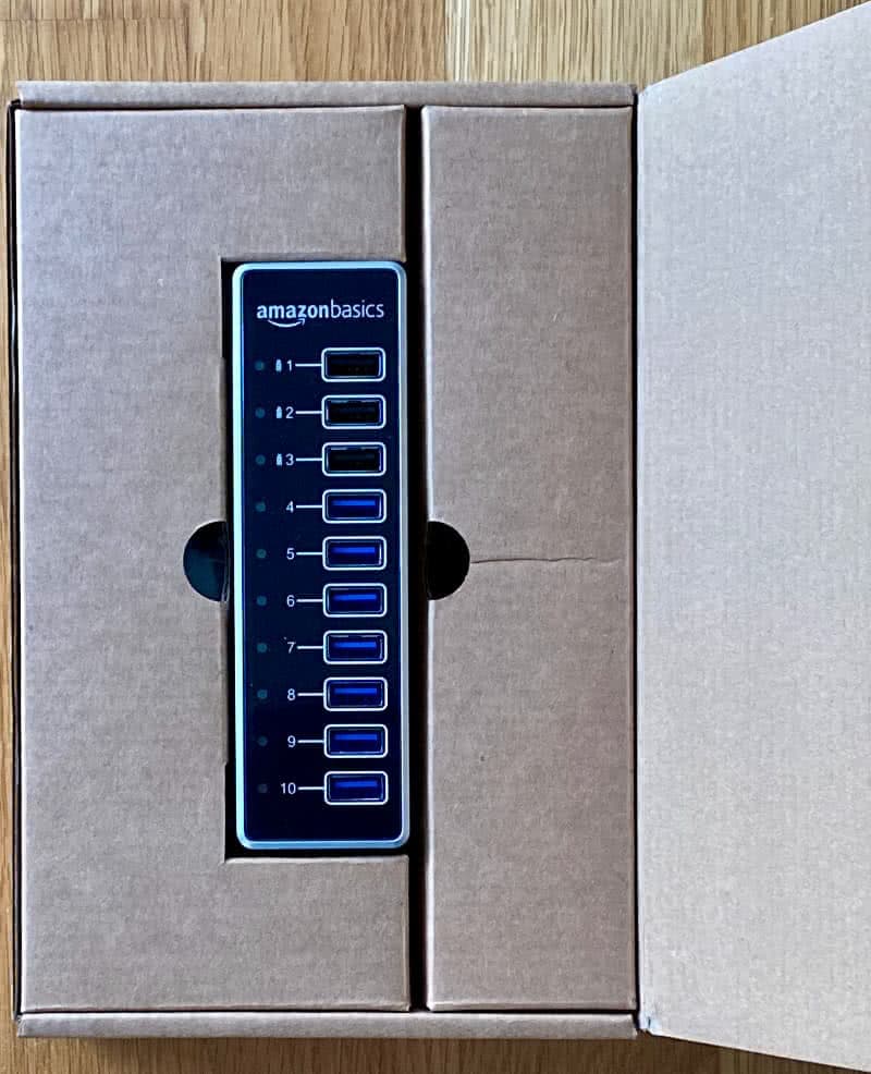 Bild 1: Amazons Versandkarton eben gerade geöffnet, kommt zuerst das USB-Verteilerkästchen zum Vorschein