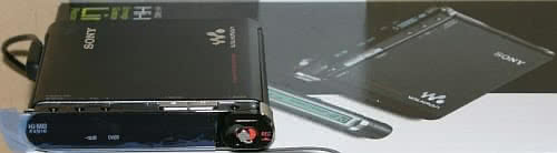 Foto: Sony Walkman MZ-RH1. Auf dem Display klebt noch die Schutzfolie.