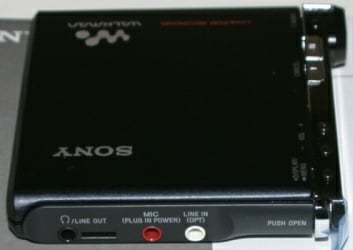 Foto: Blick auf die linke Seite des MiniDisc-Recorders Sony Walkman MZ-RH1