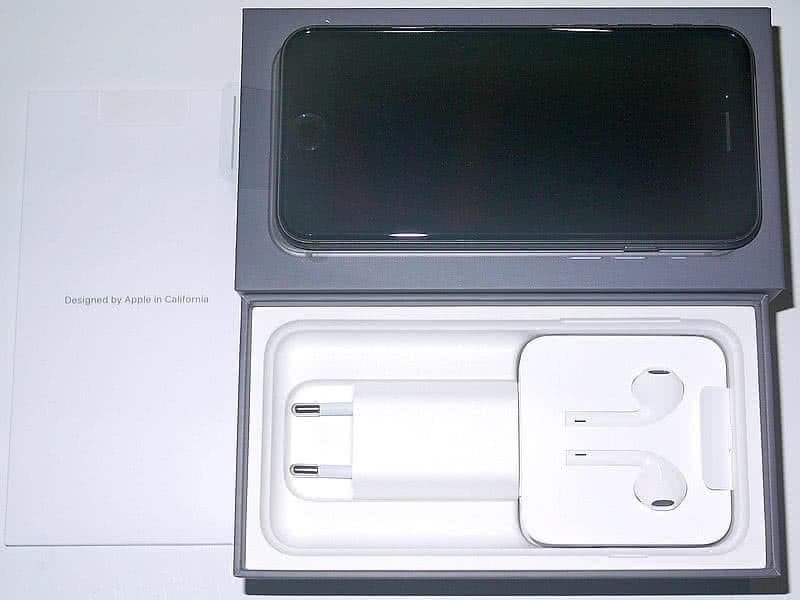 Photo: Apple iPhone 8 – Carton contents