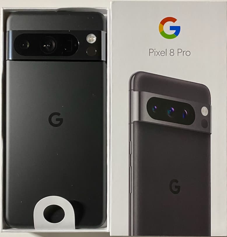 Photo: Back of Google Pixel 8 Pro in box, front photo on original box (colour: obsidian)