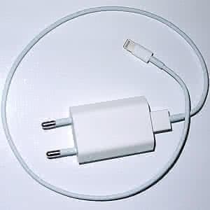 Foto: Apple Lightning-auf-USB-Kabel 0,5 m und USB-Netzteil