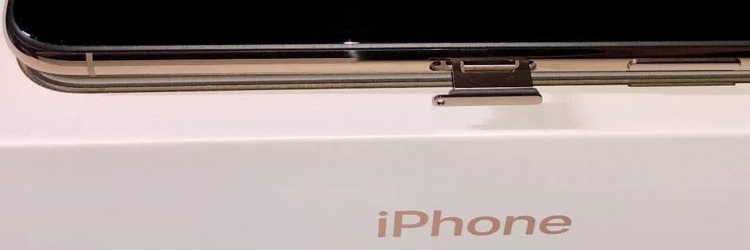 Bild 12: Apple iPhone Xs, SIM-Schublade (geöffnet) und Standby-Taste auf der rechten Seite
