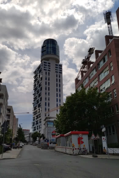 Foto: Frankfurt am Main, Hainer Weg: Blick auf den (neuen) Henninger Turm